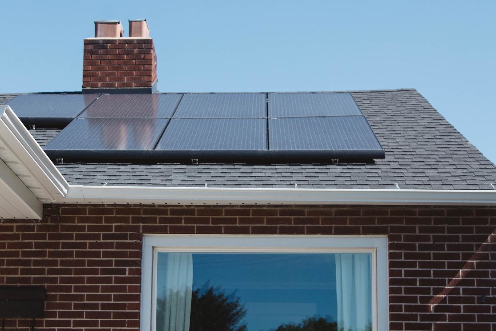 solpaneler på taket av ett hus